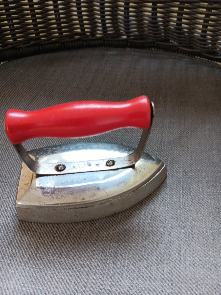 Vintage  kinderstrijkijzer met rood handvat - Decoratie, Verzamelen, Retro, Ophalen of Verzenden, Huis en Inrichting