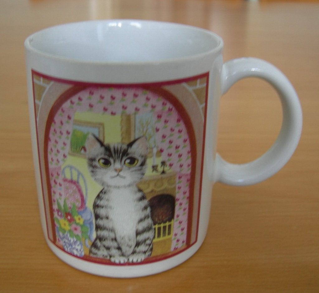 Mok met afbeelding kitten kat poesje. Afmeting Ø 7,4x8,5 cm., Gebruikt, Ophalen of Verzenden, Overige stijlen, Kop(pen) en/of Schotel(s)