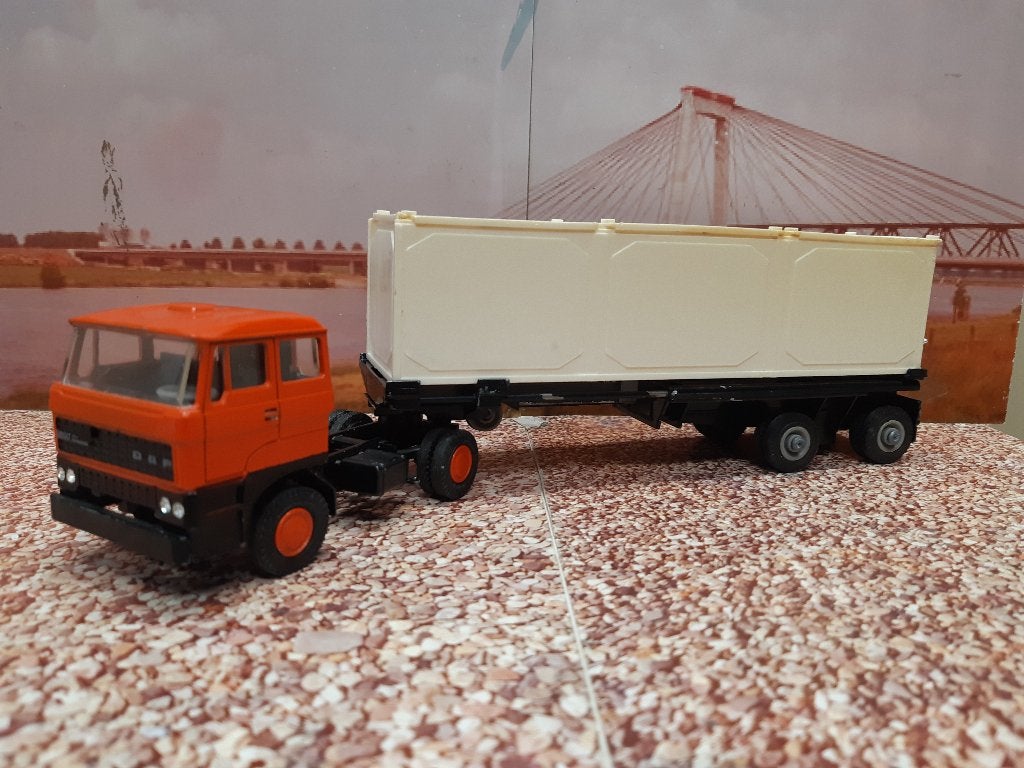 lioncar Daf 2800 container oplegger, Hobby en Vrije tijd, Modelauto's | 1:50, Ophalen of Verzenden, Zo goed als nieuw, Bus of Vrachtwagen