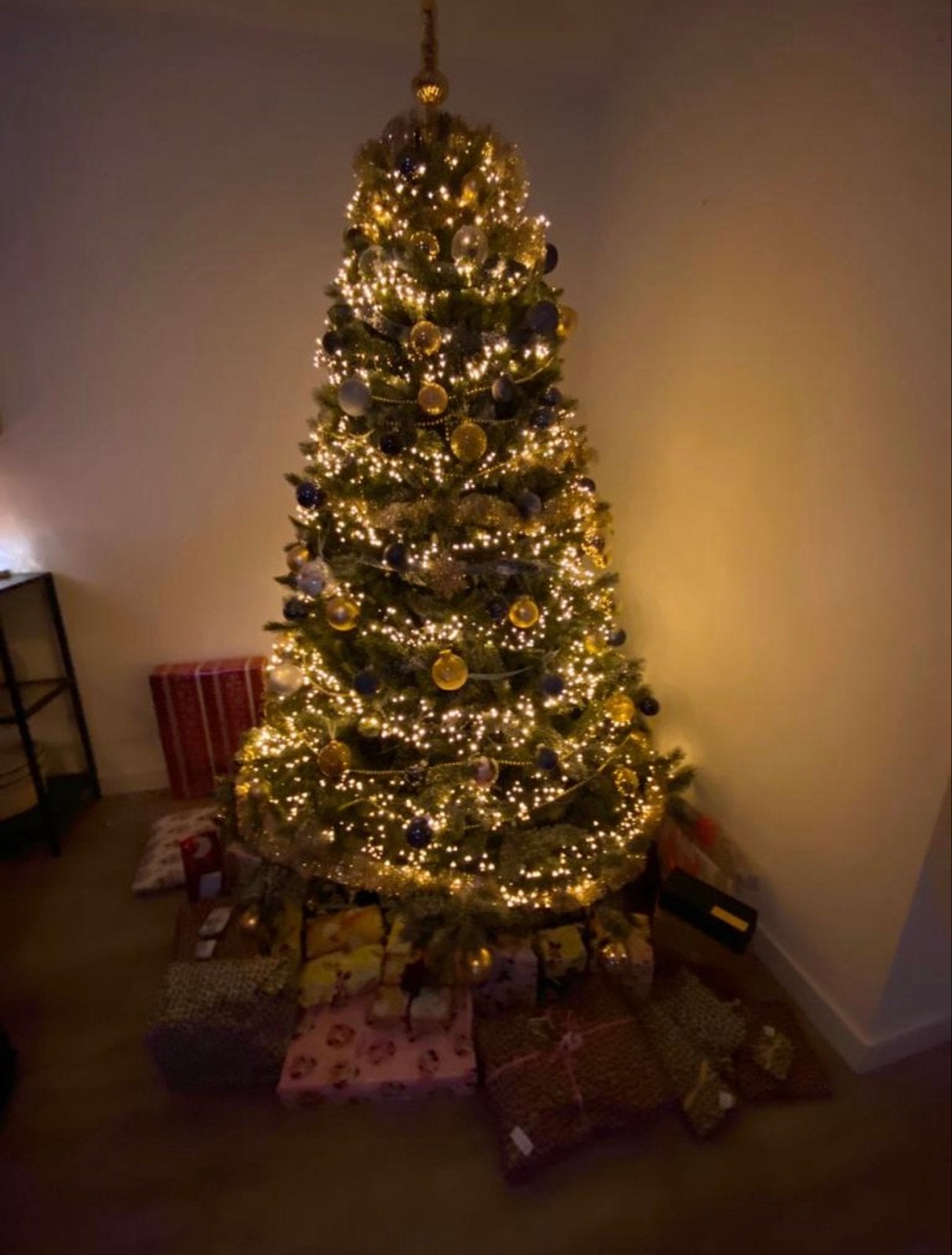 Prachtige grote kerstboom met sneeuw, Diversen, Ophalen