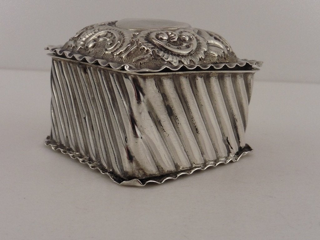 Zilveren pillendoosje                                   Z154, Antiek en Kunst, Antiek | Goud en Zilver, Ophalen of Verzenden, Zilver