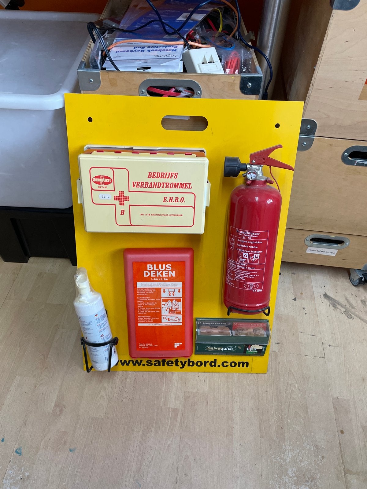 Safetybord met brandblusser, verbandtrommel en blusdeken, Ophalen, Brandblusser, Gebruikt, Nvt