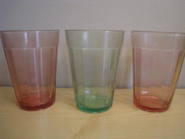 3 gekleurde glazen, hoogte 9 x diameter boven 6,5cm, Verzamelen, Glas en Borrelglaasjes, Ophalen, Zo goed als nieuw, Bierglas