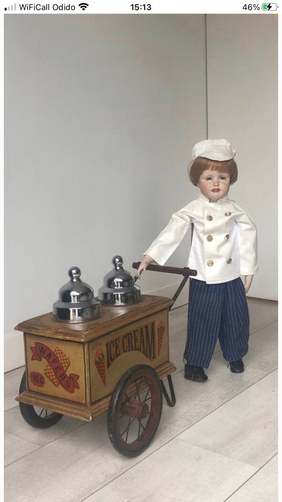 Porseleinen pop met een  ijscokar, Verzamelen, Poppen, Ophalen of Verzenden, Pop