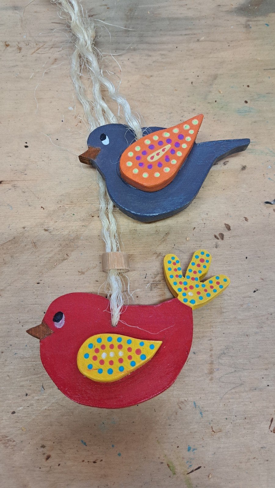 2 Vrolijke handgemaakte houten vogels., Tuin en Terras, Ophalen of Verzenden, Nieuw