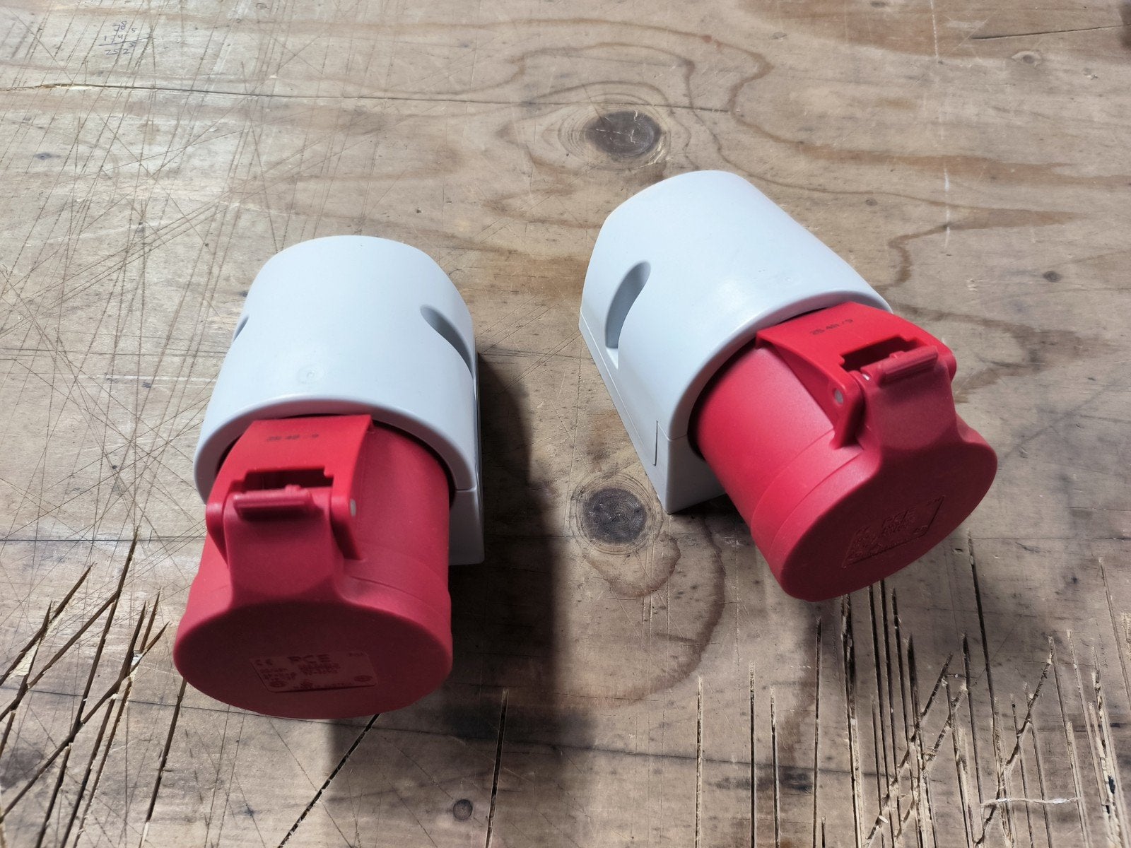 2x CEE Wandcontactdoos 32A 5P Rood - Nieuw, Ophalen of Verzenden, Nieuw, Overige merken, Stopcontact