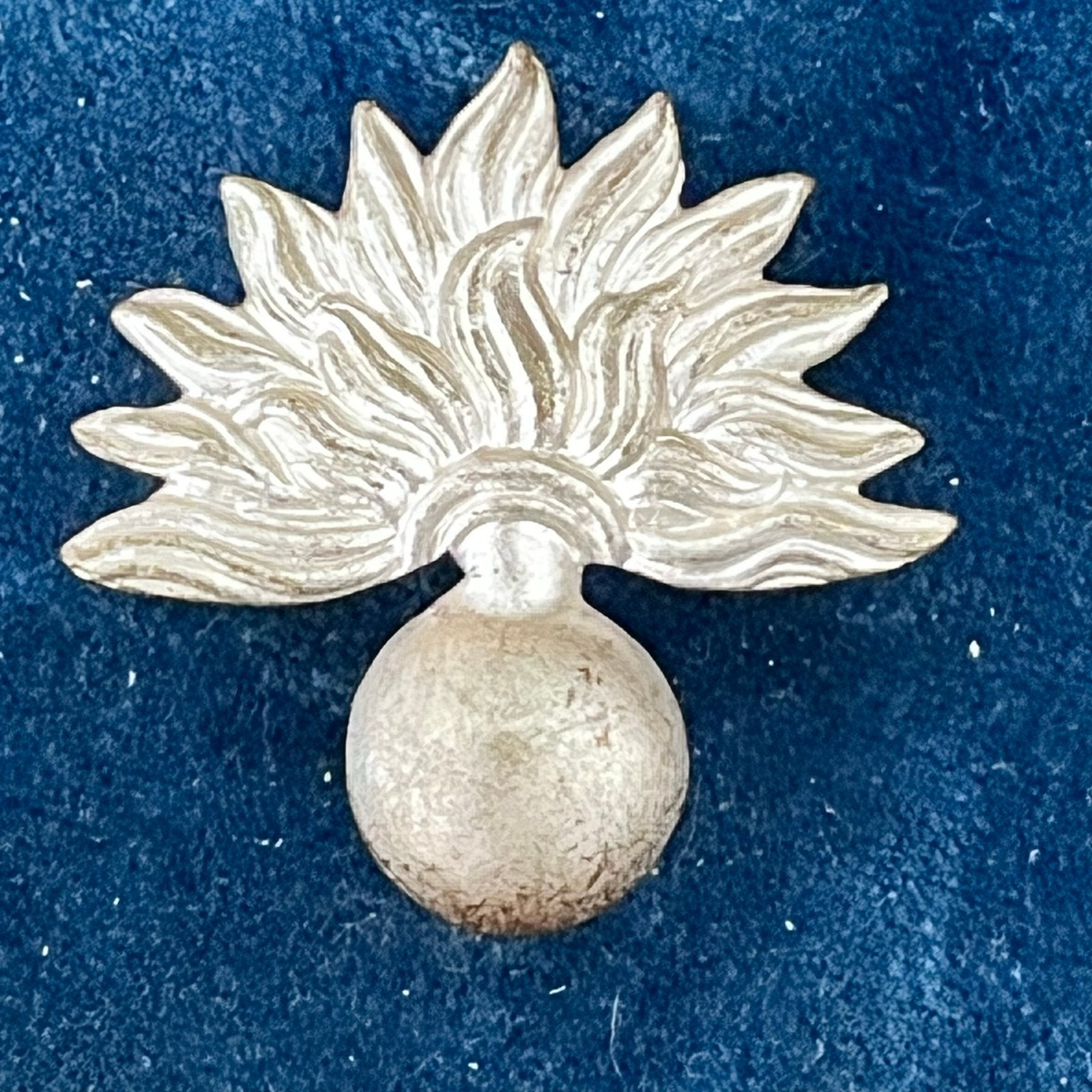 Granaat kraag embleem  zoals gedragen door XX LANDWACHT NSB, Ophalen of Verzenden, Overige soorten, Overige gebieden, Embleem of Badge