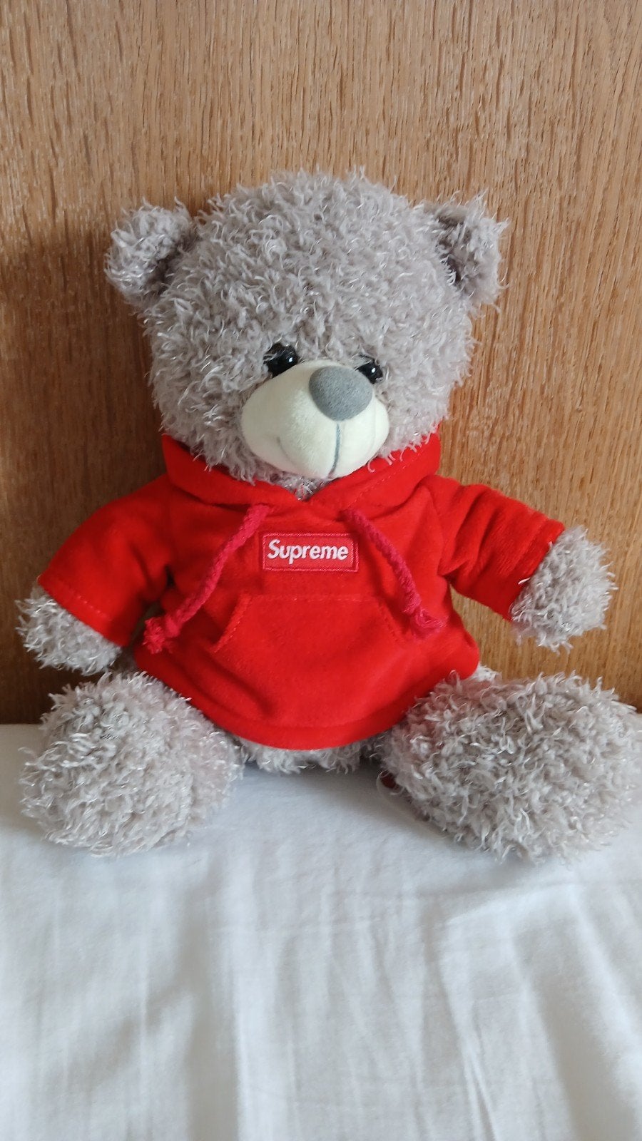 Grijze teddybeer met rode Supreme hoodie, Overige merken, Overige karakters, Beer, Grijs
