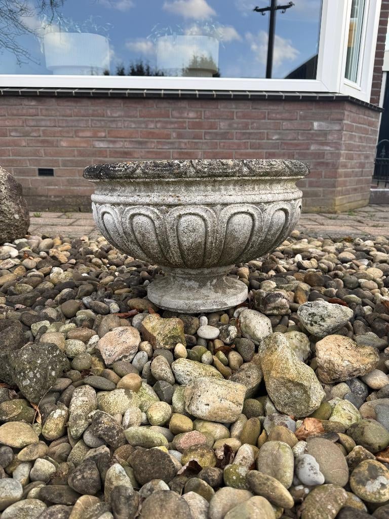 Grote witte stenen sierpot / tuinpot / bloempot op voet, Tuin en Terras, Bloempotten, Ophalen, Steen, Gebruikt, 40 cm of meer