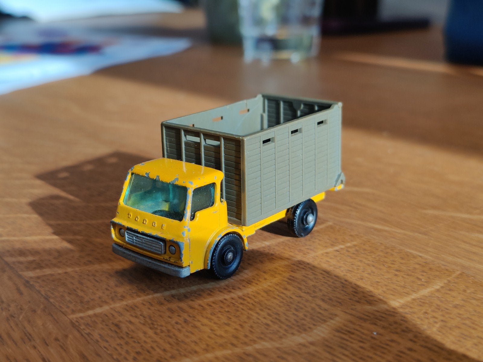 Matchbox Dodge Cattle Truck GEEL, Ophalen, Zo goed als nieuw, Bus of Vrachtwagen