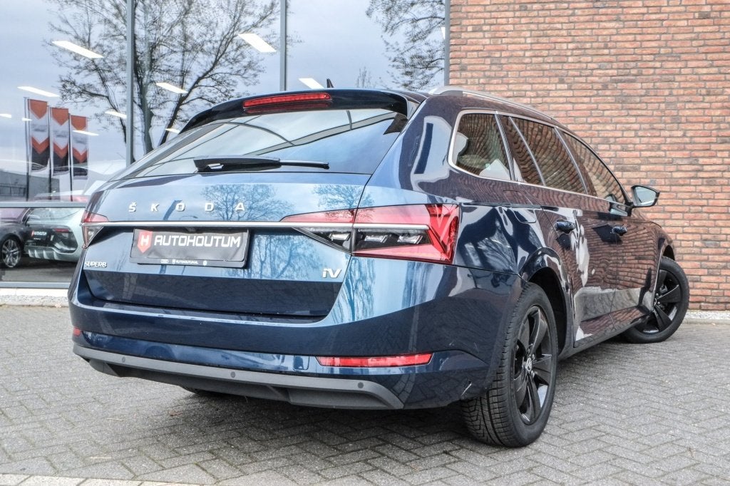 Skoda Superb Combi iV | Panoramadak | Trekhaak | Leder | Cam, Auto's, Skoda, Gebruikt, 4 cilinders, Blauw, Hybride Elektrisch/Benzine