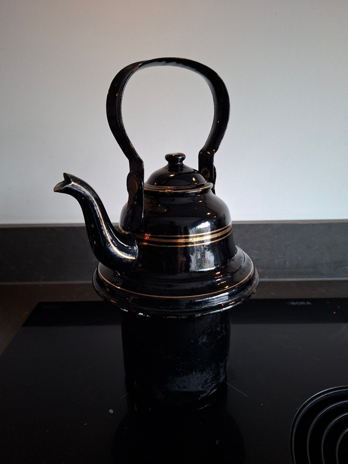 Zwarte emaille ketel met gouden details, Antiek en Kunst, Ophalen of Verzenden