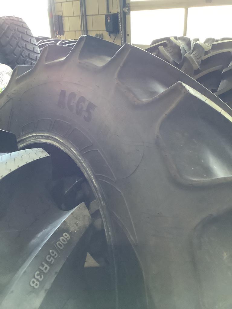Demontage banden 650/65R38, 600/65R38 , 480/65R28 Mitas AC65, Ophalen