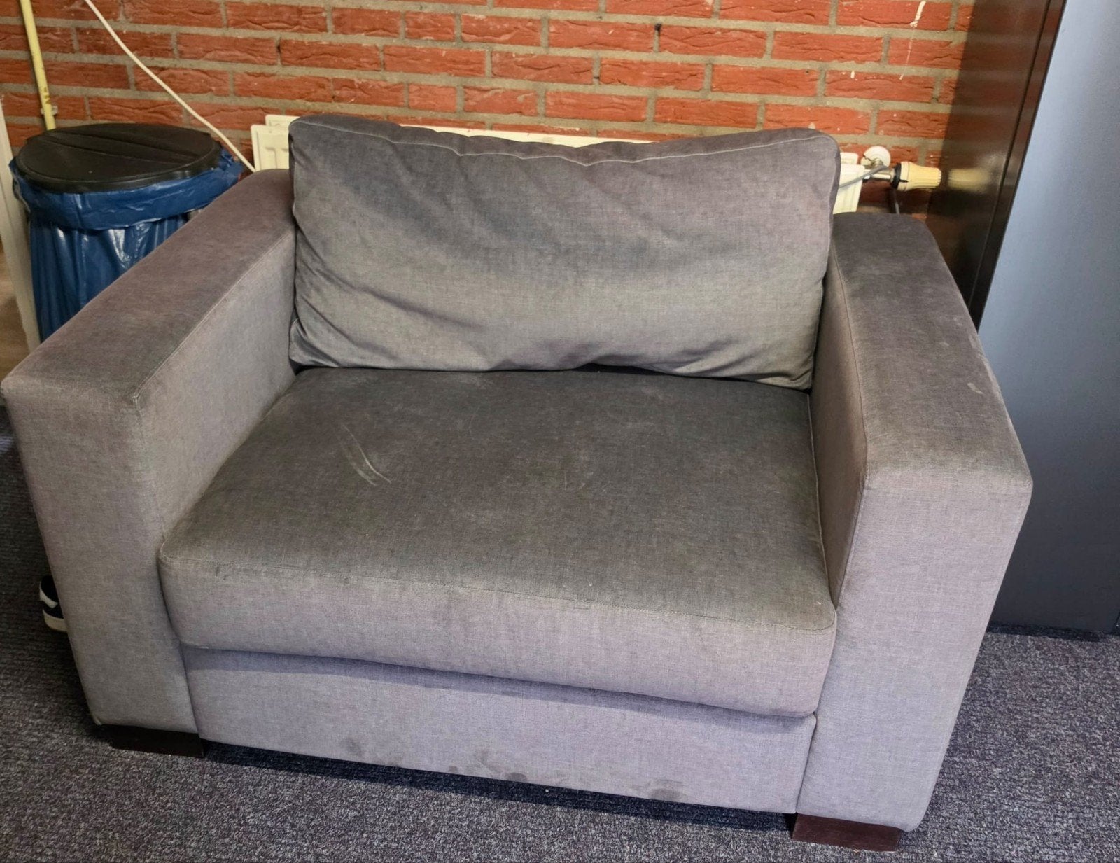 Comfortabele grijze loveseat - perfect voor knusse avonden, Ophalen, Modern, Comfortabel, Gebruikt, 150 tot 200 cm