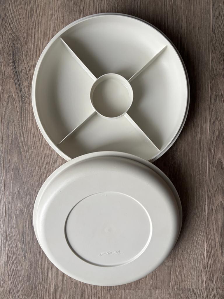 Mooie TUPPERWARE serveer/snackschaal wit met deksel zgan, Ophalen of Verzenden, Zo goed als nieuw, Wit, Schaal