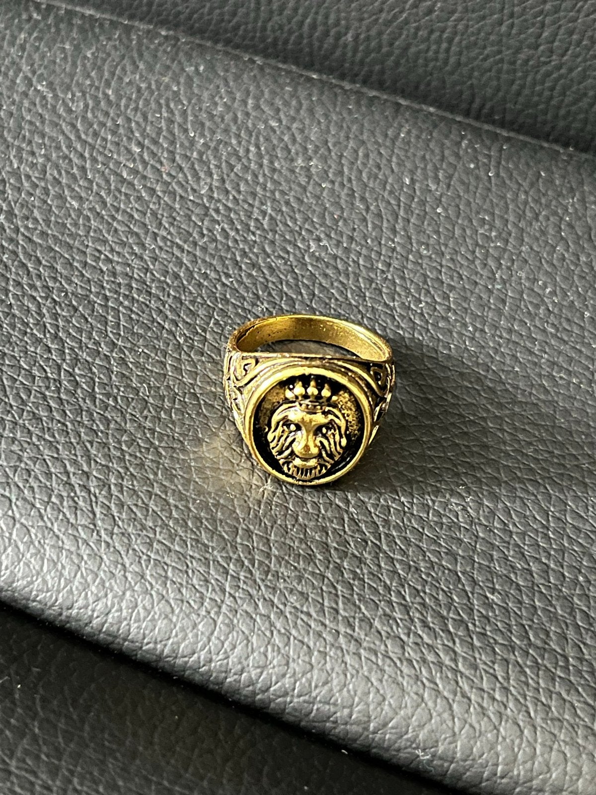 Goudkleurige ring met leeuwenkop, Overige materialen, Gebruikt, 19 tot 20, Heer