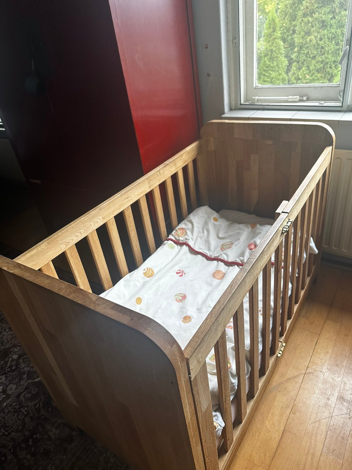 Stevig massief houten ledikant met openklappende deurtjes, Ophalen, Zo goed als nieuw, Jongetje of Meisje