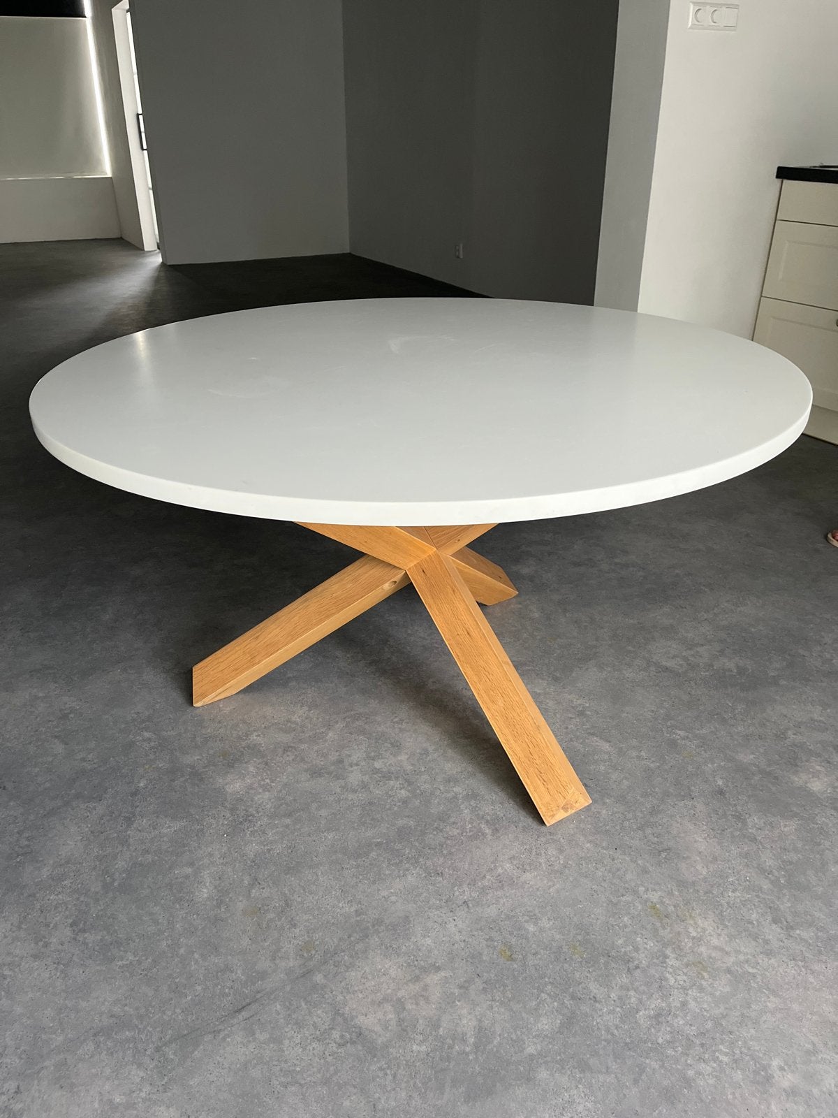 Moderne ronde eettafel met houten onderstel, Ophalen, 100 tot 150 cm, Rond, Zo goed als nieuw
