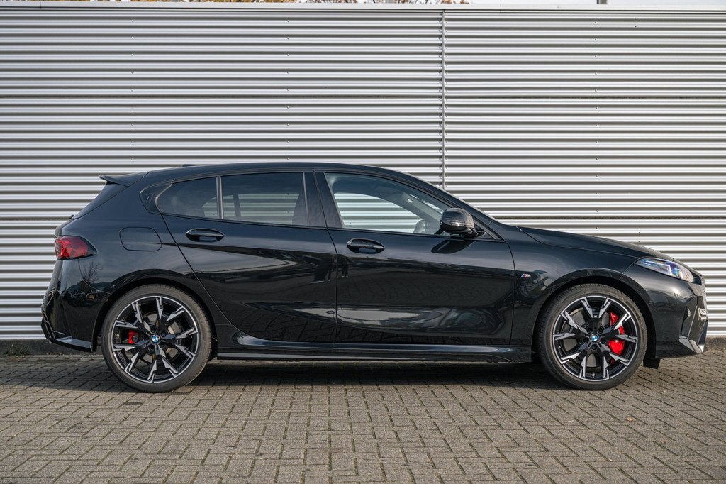 BMW 1 Serie 120 M Sport Automaat / Sportstoelen / Achteruitr, Auto's, BMW, Gebruikt, 156 pk, Met garantie (alle), Zwart
