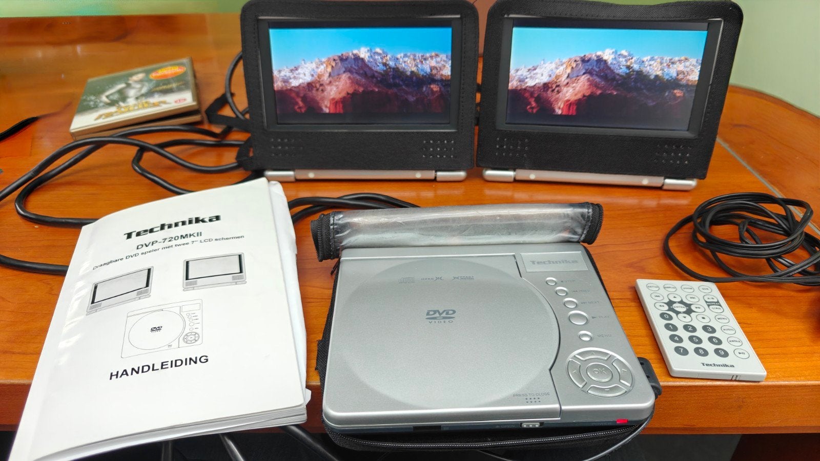 Technika DVP-720MKII DVD-speler met 2 schermen voor auto, Gebruikt, Draagbaar, Ophalen of Verzenden, Overige merken