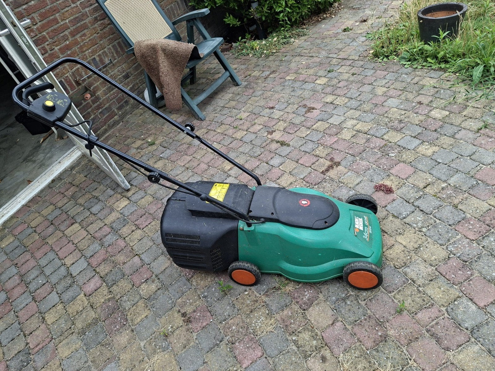 Black & Decker GR340 elektrische grasmaaier 34cm 800W, Tuin en Terras, Ophalen, Cirkelmaaier, Gebruikt, Elektrische grasmaaier