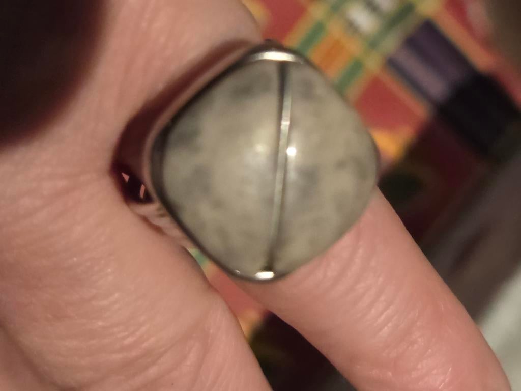 Handgemaakte ring met steen, maat 17, Sieraden, Tassen en Uiterlijk, Ringen, Overige materialen, Ophalen of Verzenden, Zo goed als nieuw