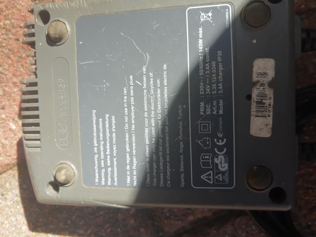 Acculader 34V 3.4A 3-pins voor E-bike (IP30), Fietsen en Brommers, Fietsaccessoires | Fietsaccu's, Ophalen of Verzenden