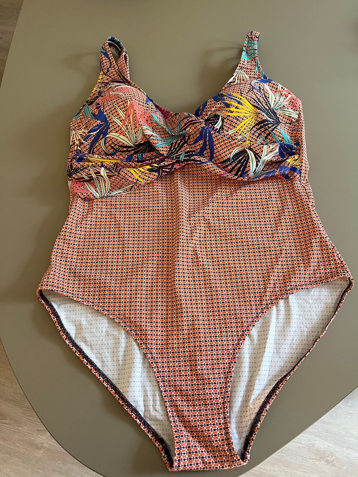 Kleurenrijk badpak met bloemenprint en geometrisch patroon, Ophalen of Verzenden, Zo goed als nieuw, Meerkleurig, Badpak