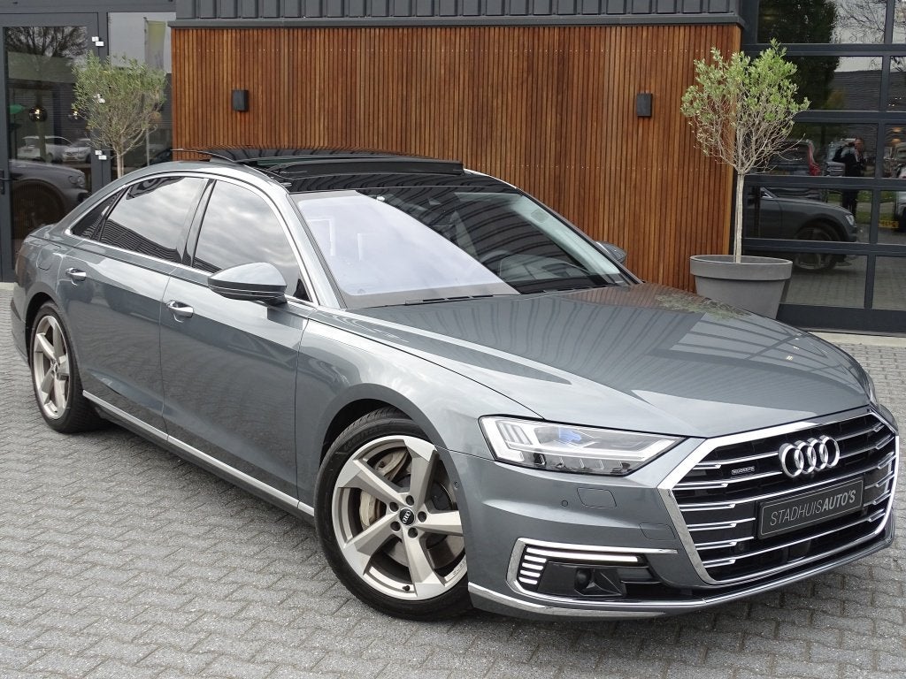 Audi A8 60 TFSi e Lang 449PK S line / B&O / TV's / alcantara, Auto's, Automaat, Dealer onderhouden, 14 kWh, Gebruikt