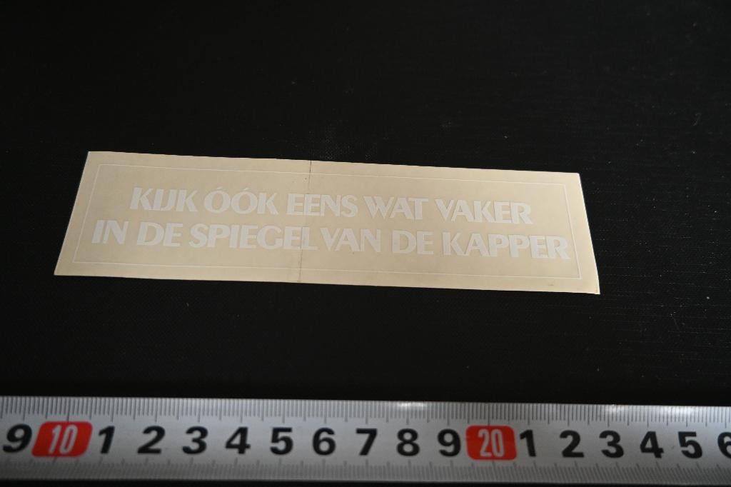 sticker Kijk eens wat vaker in de spiegel van de kapper Tra*, Ophalen, Zo goed als nieuw
