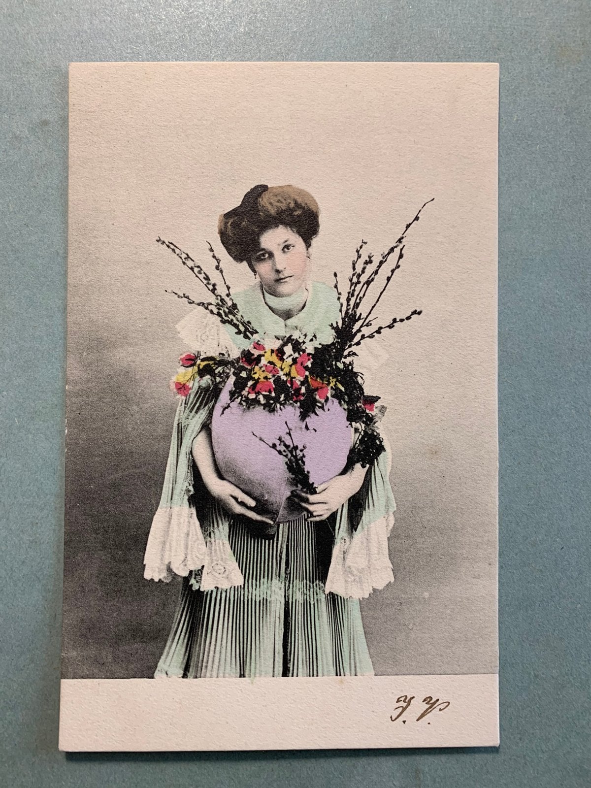Pasen - dame met paasei, Ophalen of Verzenden, Voor 1920, Ongelopen, Feest(dag)