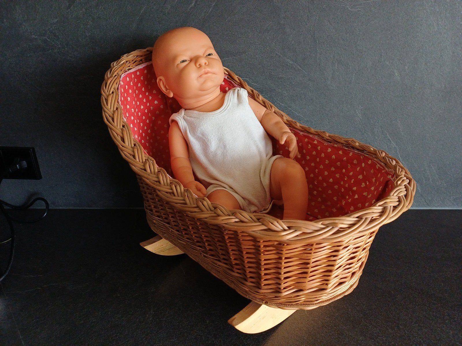 Vintage Rieten Schommelwieg met Berjusa Pop voor € 30, Kinderen en Baby's, Ophalen, Babypop