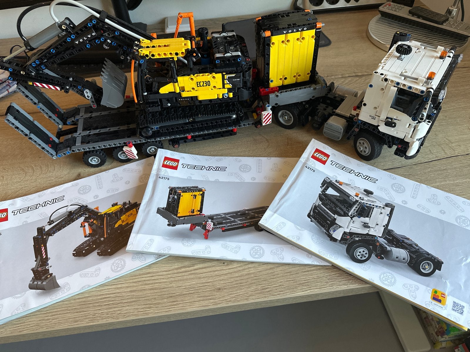LEGO Technic Volvo EC230 Graafmachine met Vrachtwagen, Ophalen, Zo goed als nieuw