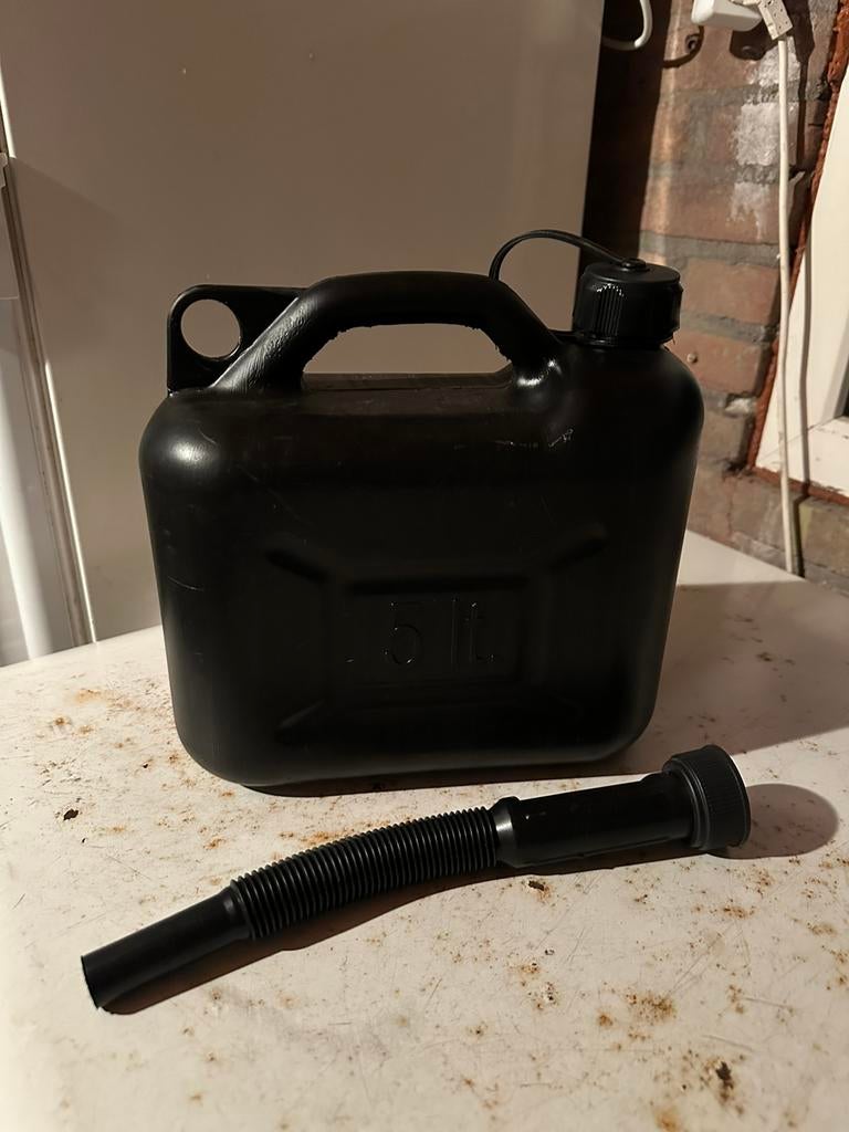 Jerrycan 5 liter inhoud, zwart met flexibele schenktuit, Auto diversen, Overige Auto diversen, Ophalen of Verzenden