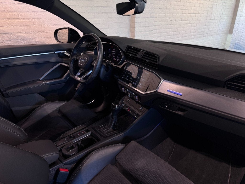 Audi Q3 SPORTBACK 35 TFSI 3x S-Line Black Edition Pano Sfeer, Auto's, 15 km/l, 4 cilinders, Zwart, Bedrijf