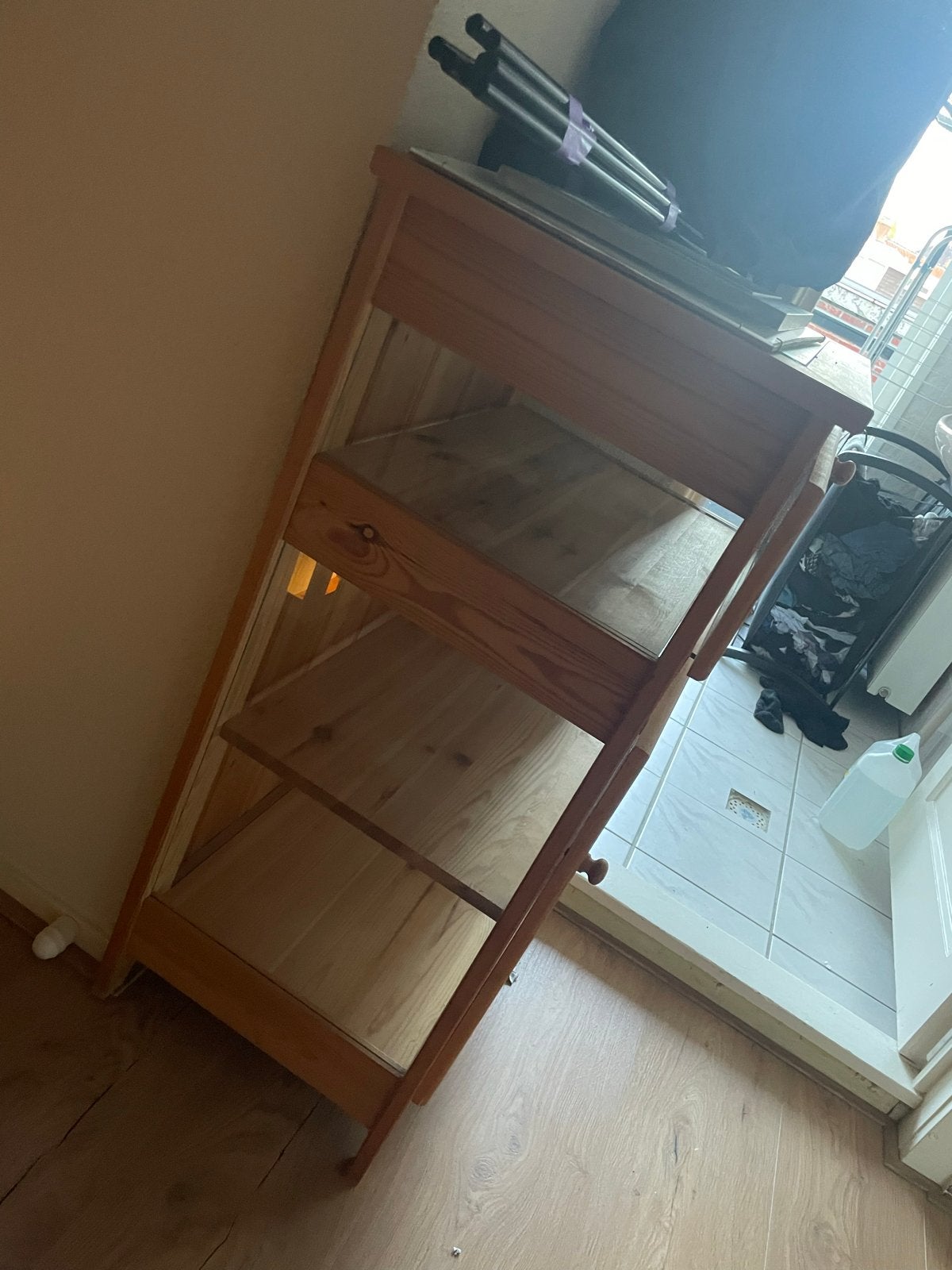 Houten vitrinekast met glazen deuren en lade, Huis en Inrichting, Ophalen, Gebruikt, 100 tot 150 cm, 50 tot 100 cm