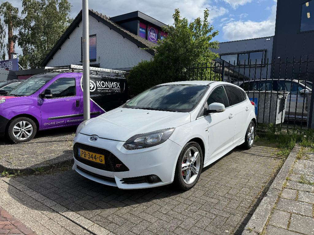 Ford Focus 1.6 Ecoboost 110KW 2013 (DEFECTE BAK!), 1596 cc, Stof, 4 cilinders, Wit