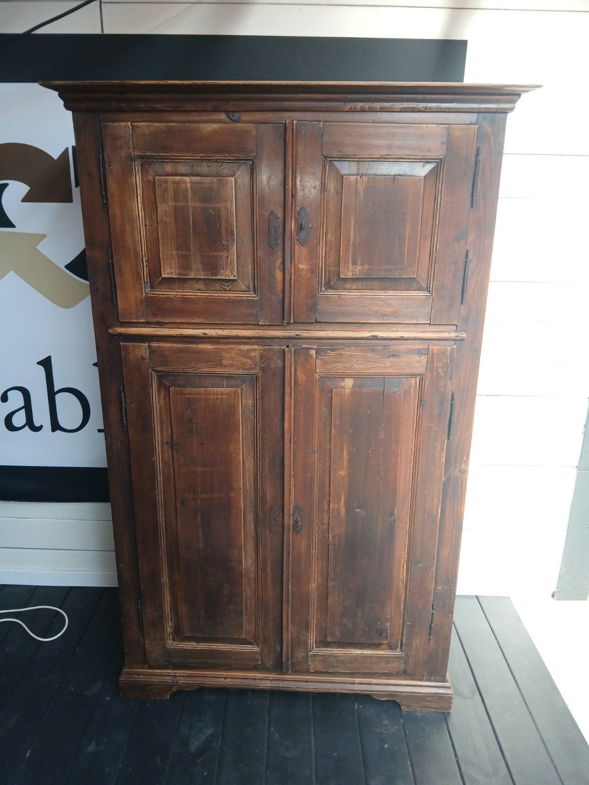Robuuste Vintage Donkerbruine Houten Kast Massief Oud Hout, Antiek en Kunst, Ophalen