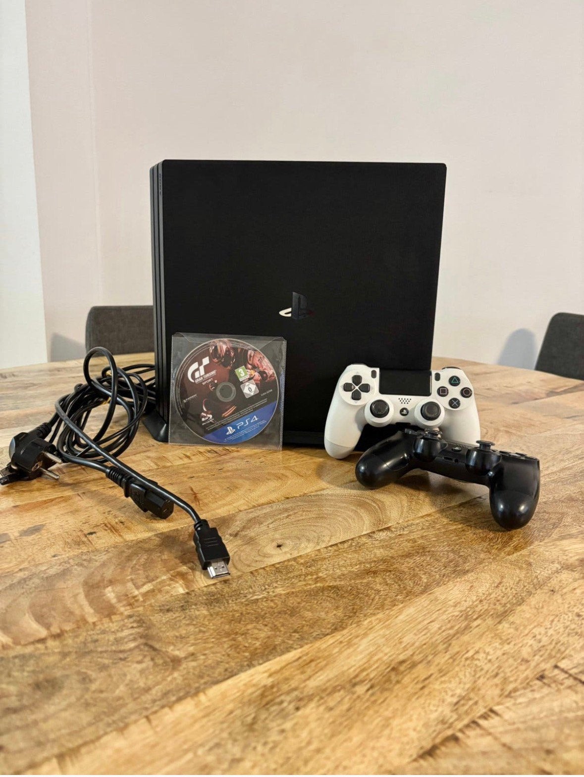 PlayStation 4 pro , PS4 houder, gran turismo, 2 controllers, Met games, Met 2 controllers, Ophalen of Verzenden, Zo goed als nieuw