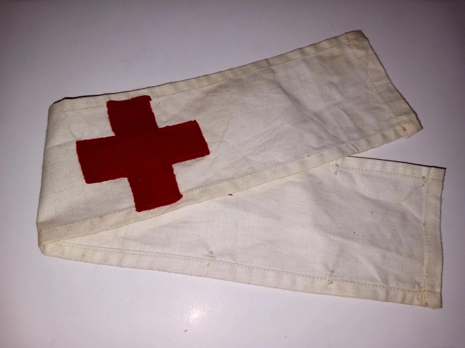 ​WWII Rode Kruis Armband Authentiek  Militair Gestempeld WW2, Ophalen of Verzenden, Landmacht, Duitsland, Embleem of Badge