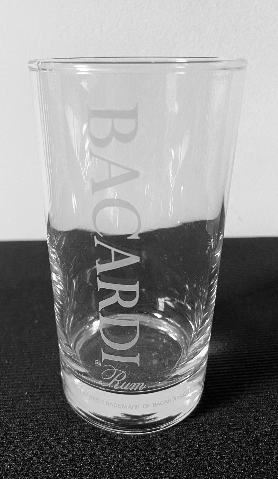 Bacardi rum glas met verzwaarde bodem.  Hoogte 12 cm., Ophalen of Verzenden, Zo goed als nieuw, Borrel- of Shotglas