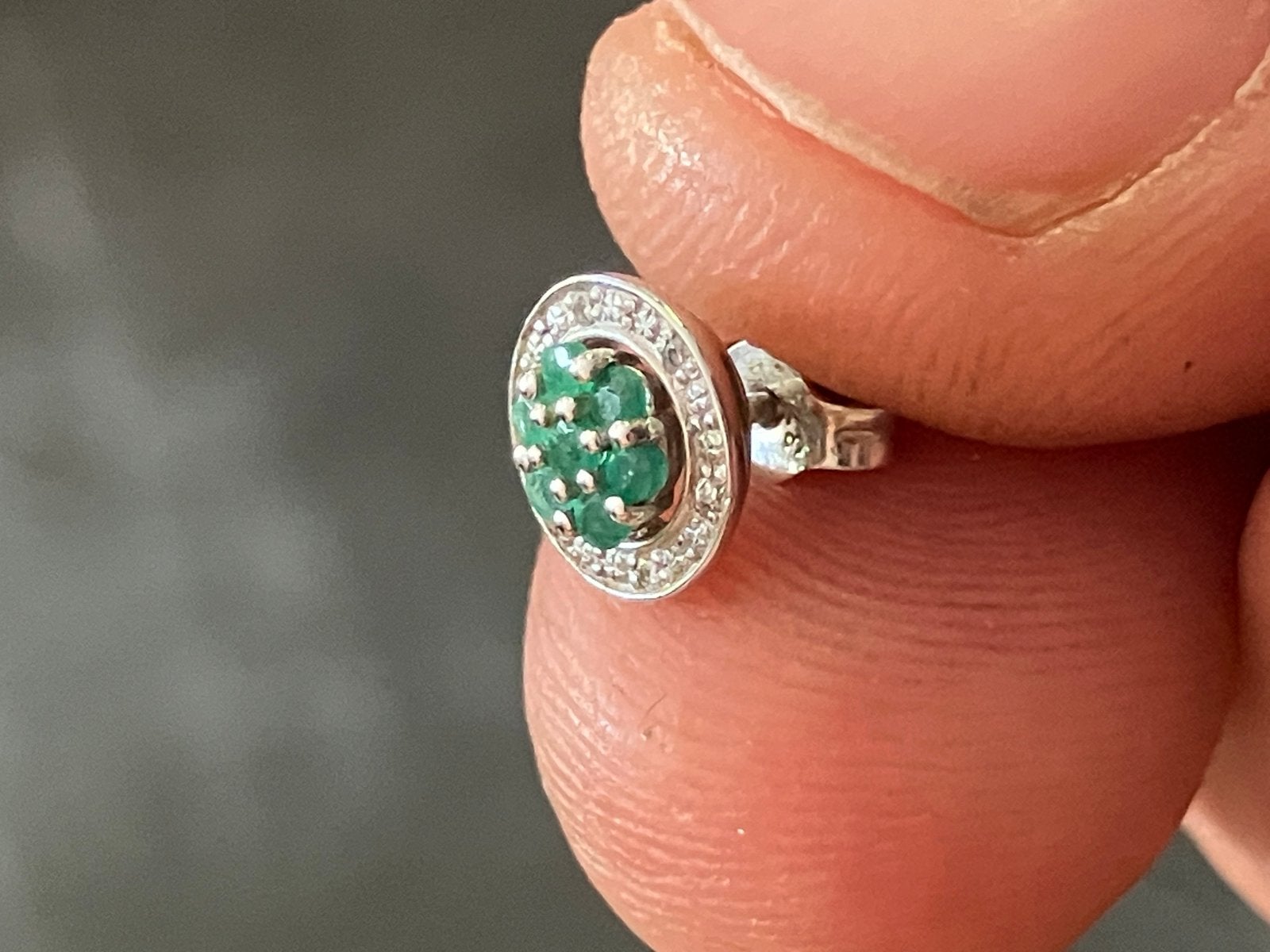 14K witgouden oorbellen, smaragd & diamant (585), Oorknoppen, Ophalen of Verzenden, Zo goed als nieuw, Wit, Goud