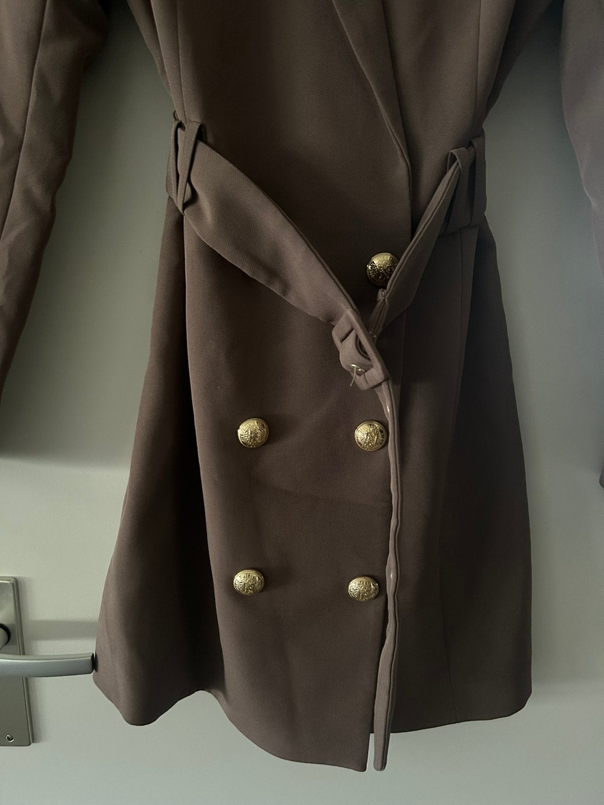 Nikkie Zendaya blazer dress taupe, maat M, Kleding | Dames, Ophalen of Verzenden, Nieuw, Maat 38/40 (M), Bruin