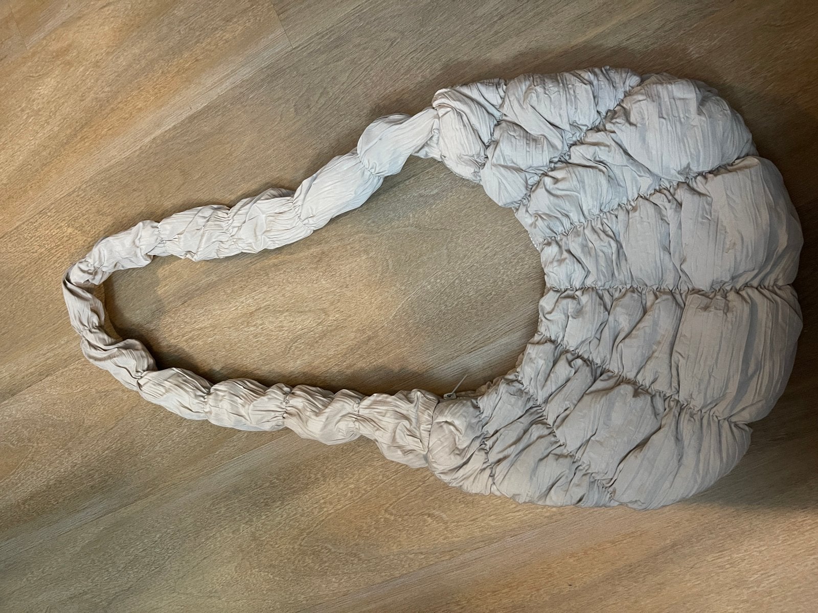 COS beige gewatteerde schoudertas – ruched bag, Verzenden, Zo goed als nieuw, Beige, Schoudertasje