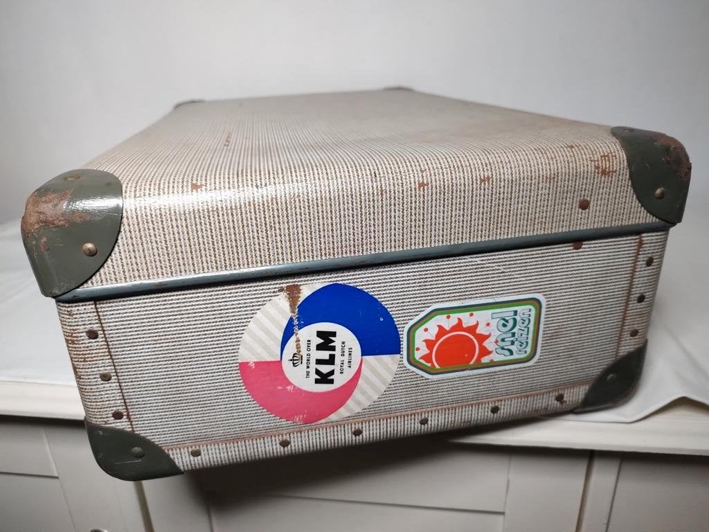 K638 VINTAGE jaren 50 Koffer geperst karton met KLM sticker, Sieraden, Tassen en Uiterlijk, Overige materialen, Gebruikt, 50 tot 60 cm