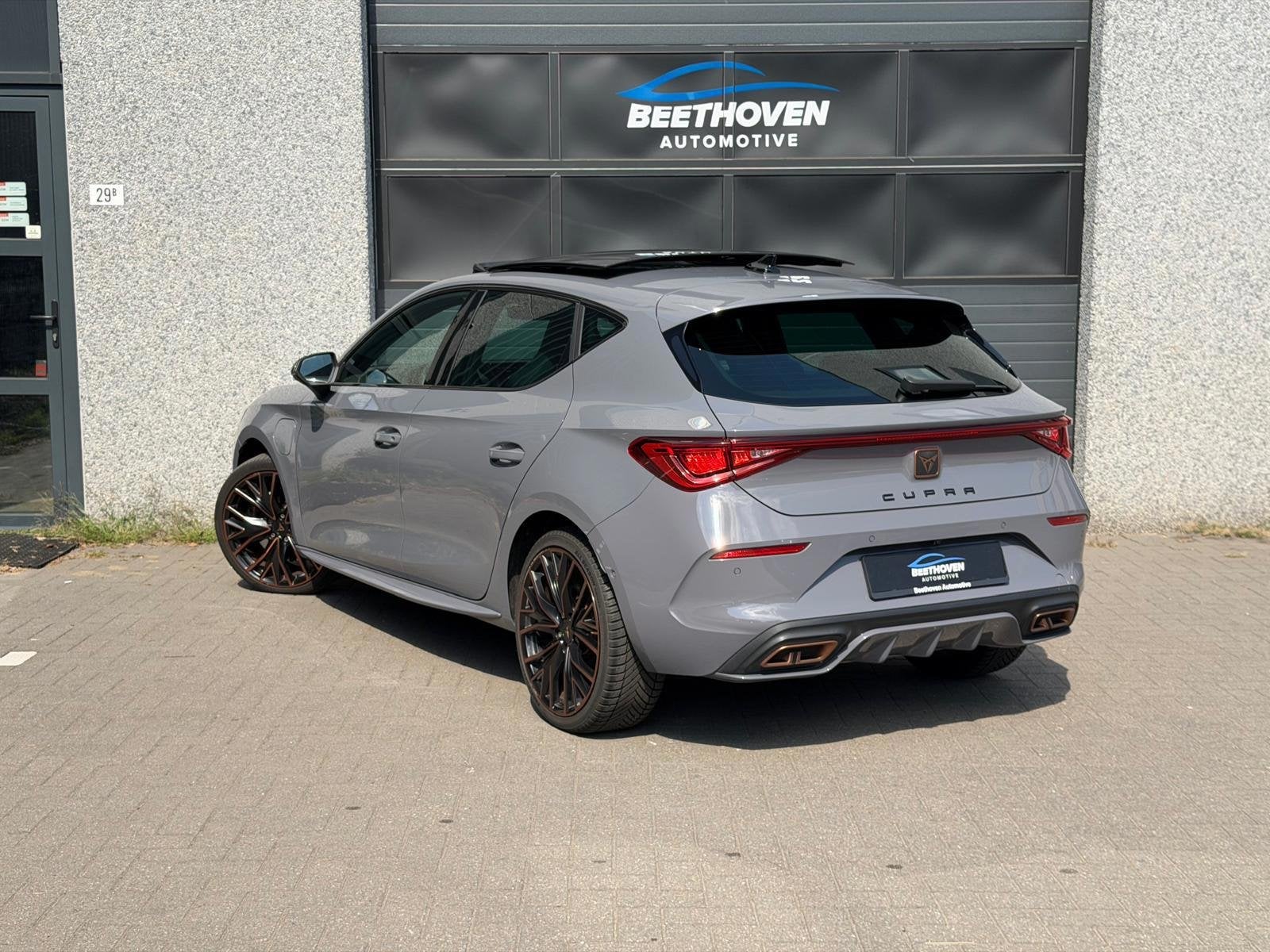 Cupra Leon 1.4 e-Hybrid VZ Copper Edition Pano Keyless, Auto's, Dealer onderhouden, 77 km/l, Gebruikt, Euro 6