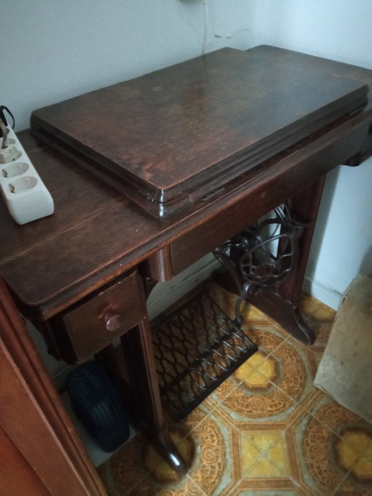 Antieke  naaimachine, Antiek en Kunst, Ophalen