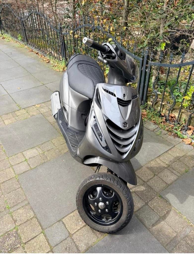 Piaggio Zip, Fietsen en Brommers, Scooters | Piaggio, Ophalen of Verzenden, Zo goed als nieuw, Tweetakt, Zip