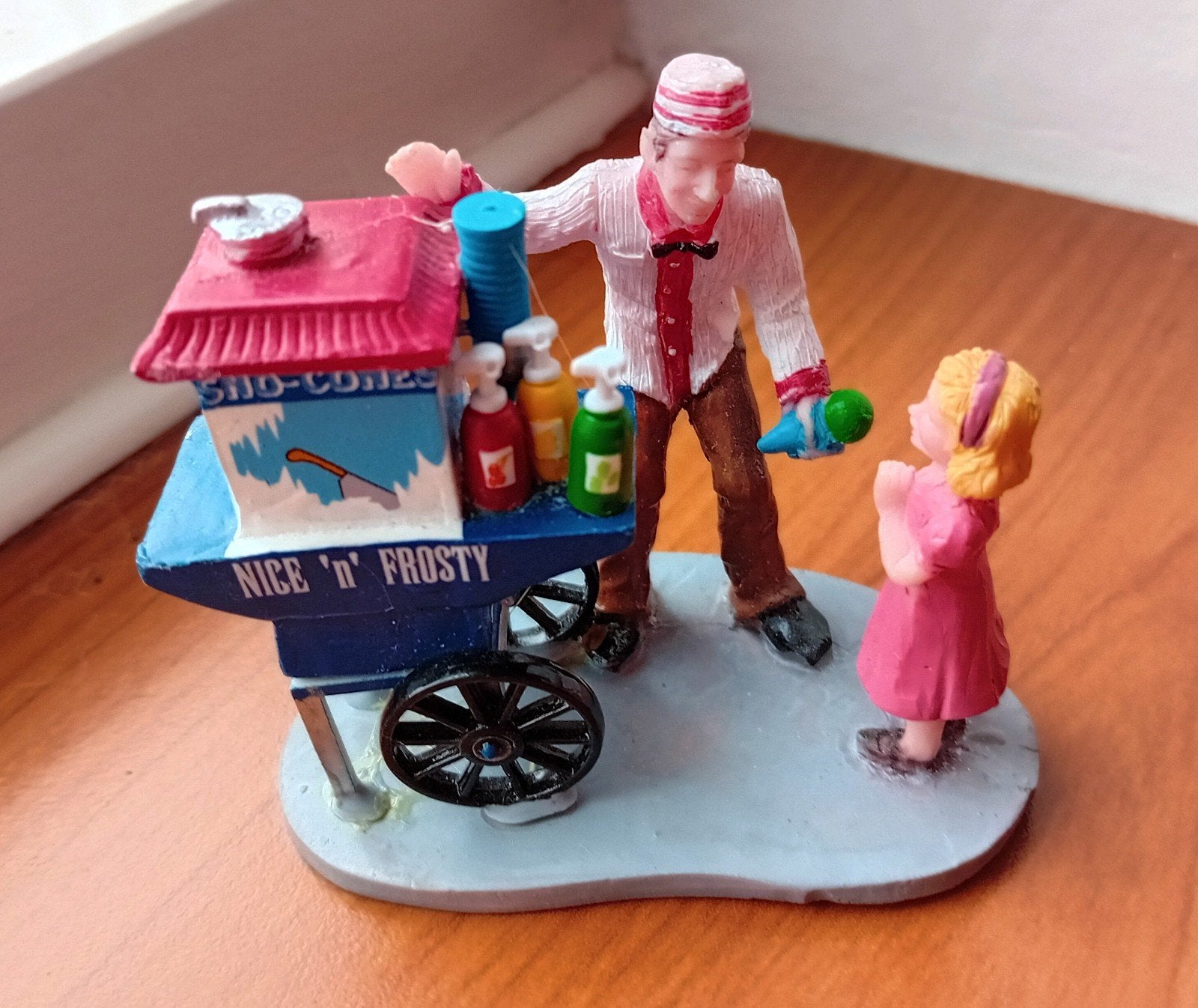 Lemax snocone stand, retired, Lemax figuur Kerstdorp, Ophalen of Verzenden, Zo goed als nieuw