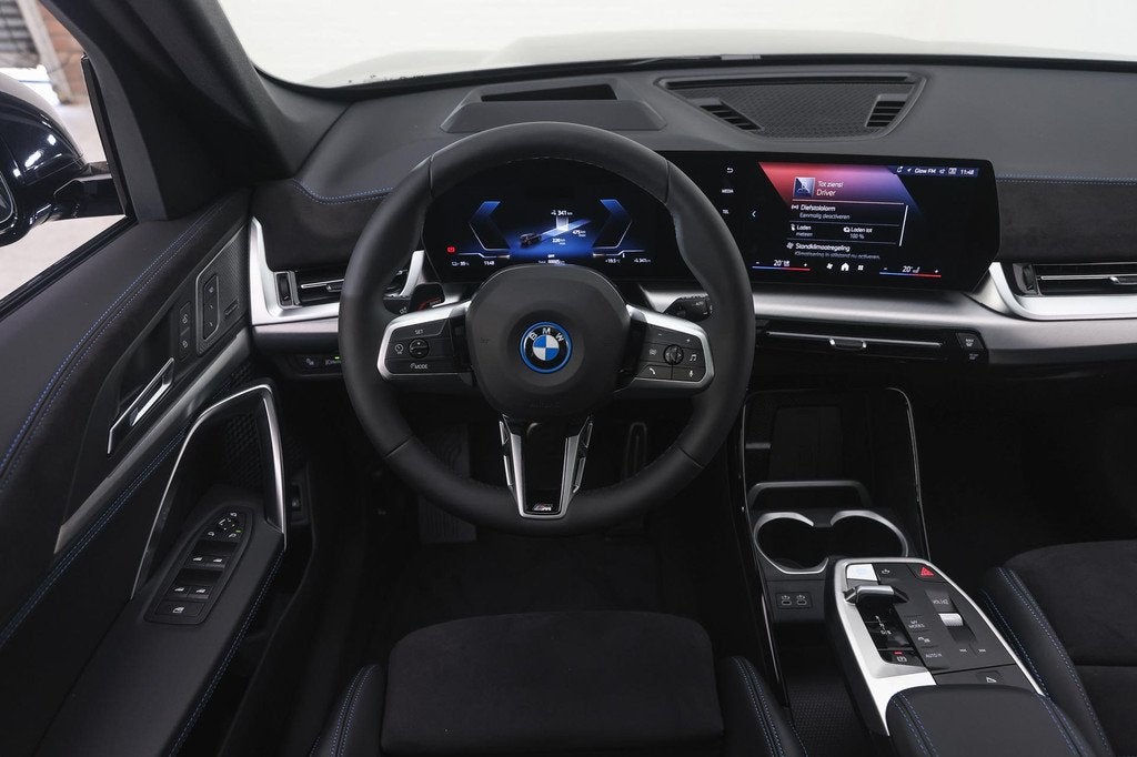BMW iX1 eDrive20 M Sport / Panoramadak / Trekhaak / Sportsto, Auto's, BMW, Zwart, Zwart, Nieuw, SUV of Terreinwagen